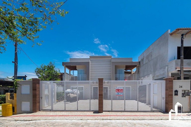 Casa com piscina, área de lazer com 08 dormitórios