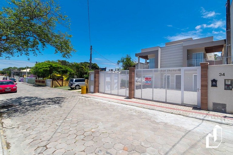 Casa com piscina e área de lazer com 08 dormitórios