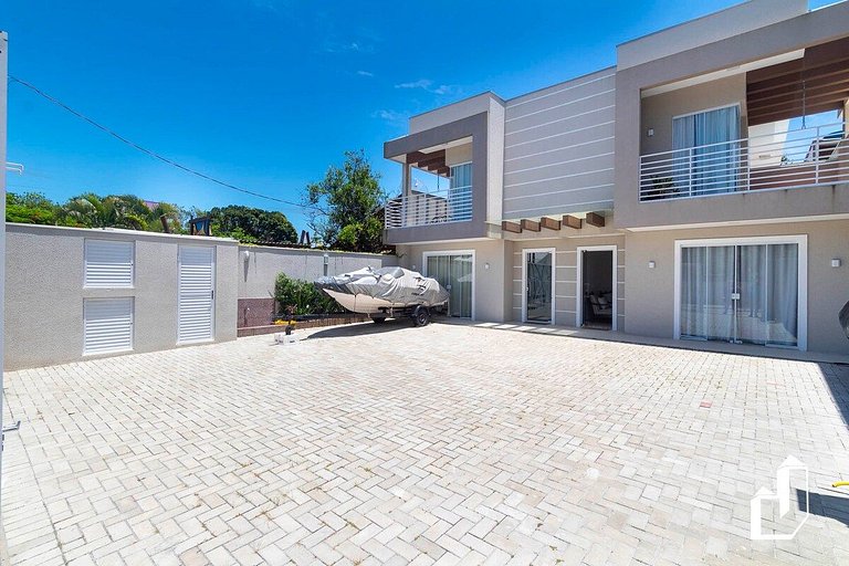 Casa com piscina e área de lazer com 08 dormitórios