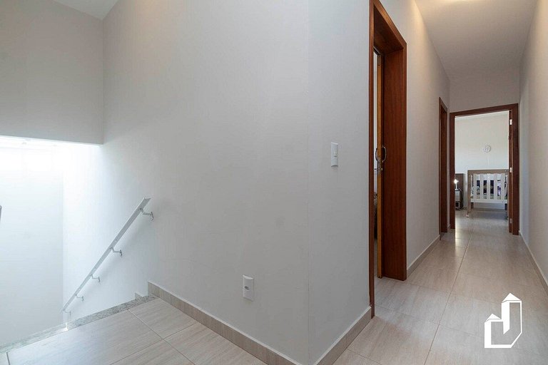 Casa com piscina e área de lazer com 08 dormitórios