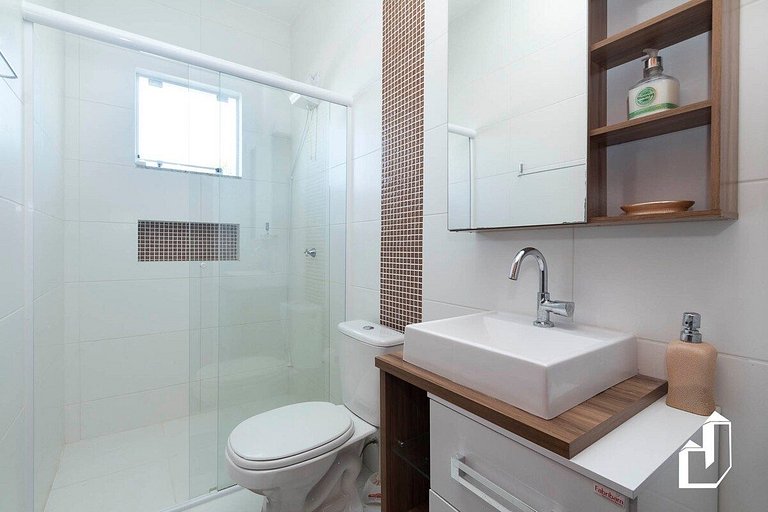 Casa com piscina e área de lazer com 08 dormitórios