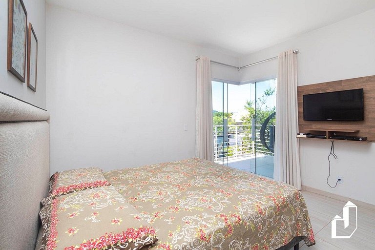 Casa com piscina e área de lazer com 08 dormitórios