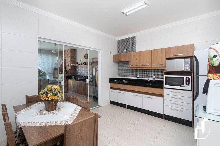 Casa com piscina e área de lazer com 08 dormitórios