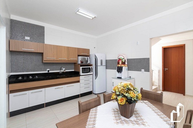 Casa com piscina e área de lazer com 08 dormitórios