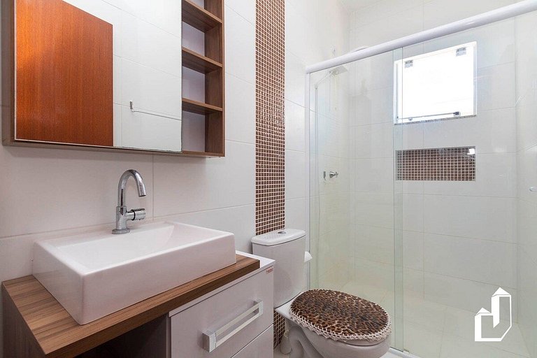 Casa com piscina e área de lazer com 08 dormitórios
