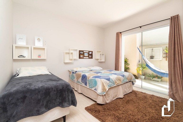 Casa com piscina e área de lazer com 08 dormitórios