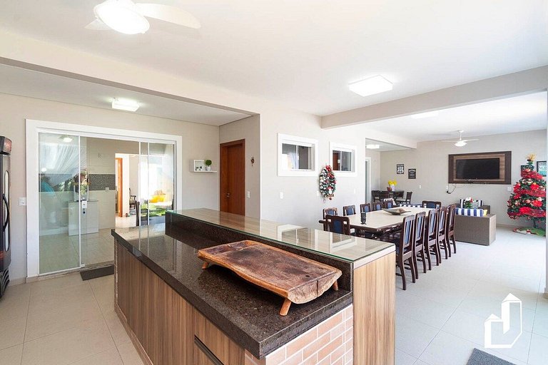 Casa com piscina e área de lazer com 08 dormitórios