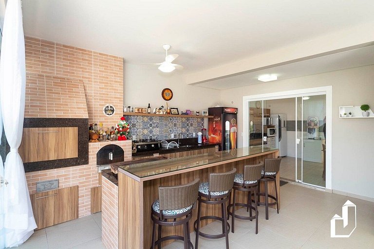 Casa com piscina e área de lazer com 08 dormitórios