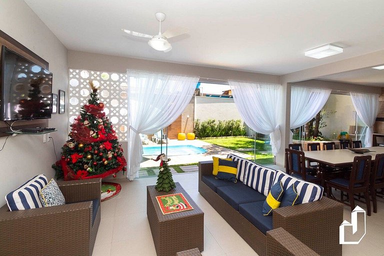 Casa com piscina e área de lazer com 08 dormitórios