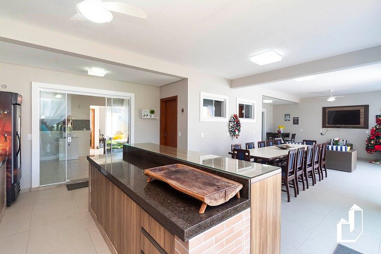 Casa com piscina e área de lazer com 08 dormitórios