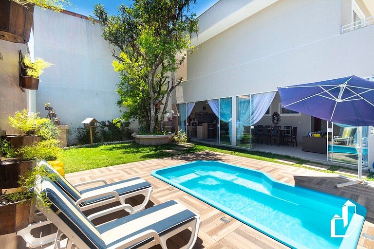 Casa com piscina e área de lazer com 08 dormitórios
