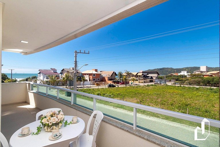 Com 02 dormitórios a poucos passos da praia