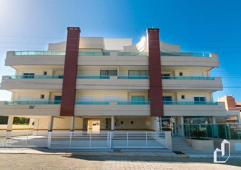 Com 02 dormitórios a poucos passos da praia