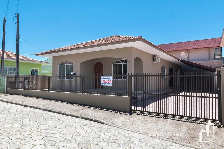Casa com 03 dormitórios