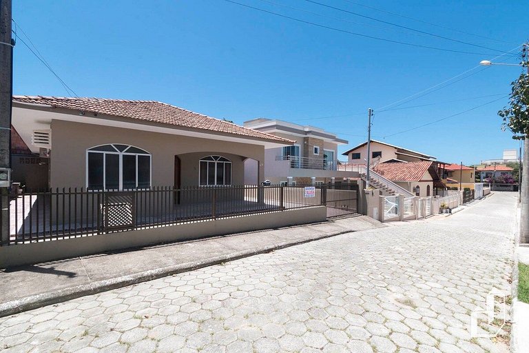 Casa com 03 dormitórios