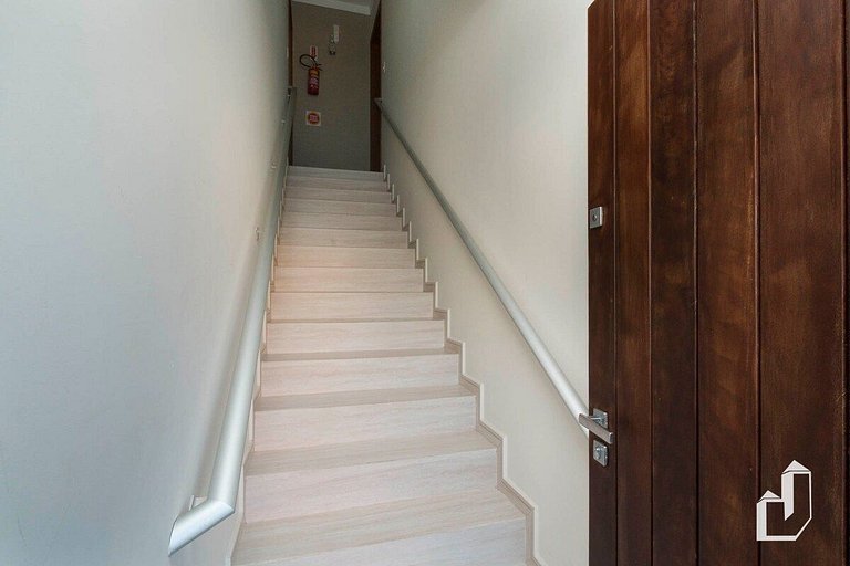 Apartamento com 02 dormitórios aqui é só trazer as malas e a