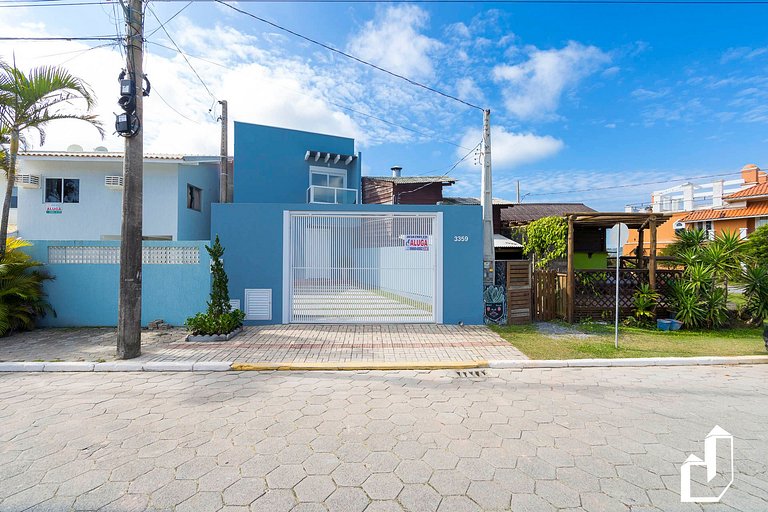 Encantadora casa com 02 suítes à beira-mar