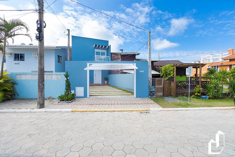 Encantadora casa com 02 suítes à beira-mar