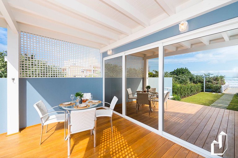 Encantadora casa com 02 suítes à beira-mar