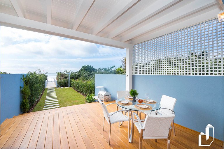 Encantadora casa com 02 suítes à beira-mar