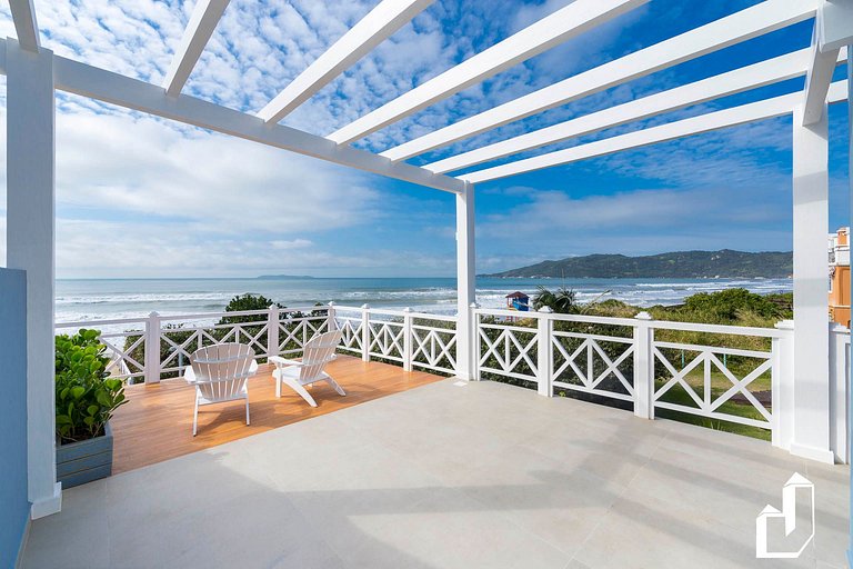 Encantadora casa com 02 suítes à beira-mar