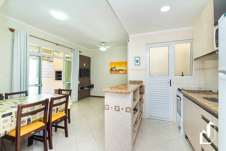 Apartamento térreo com 2 dormitórios - 70m da Praia