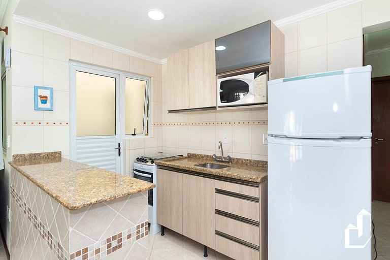 Apartamento térreo com 2 dormitórios - 70m da Praia