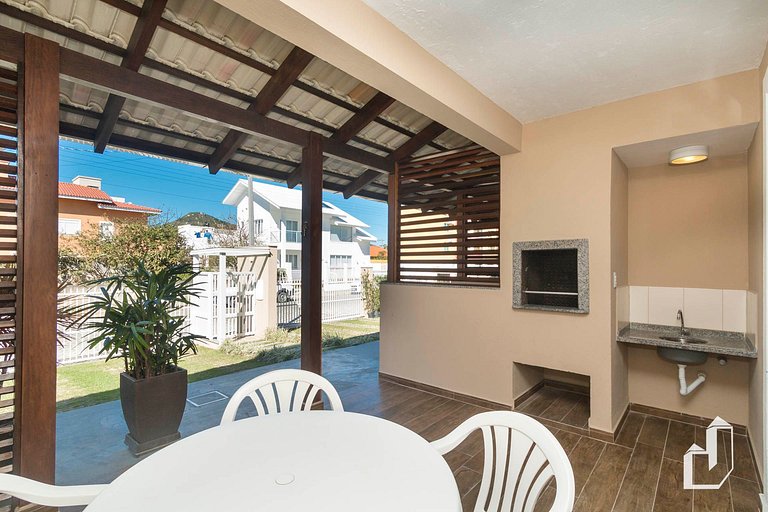 Térreo com varanda, 70 m da praia | Canto Grande