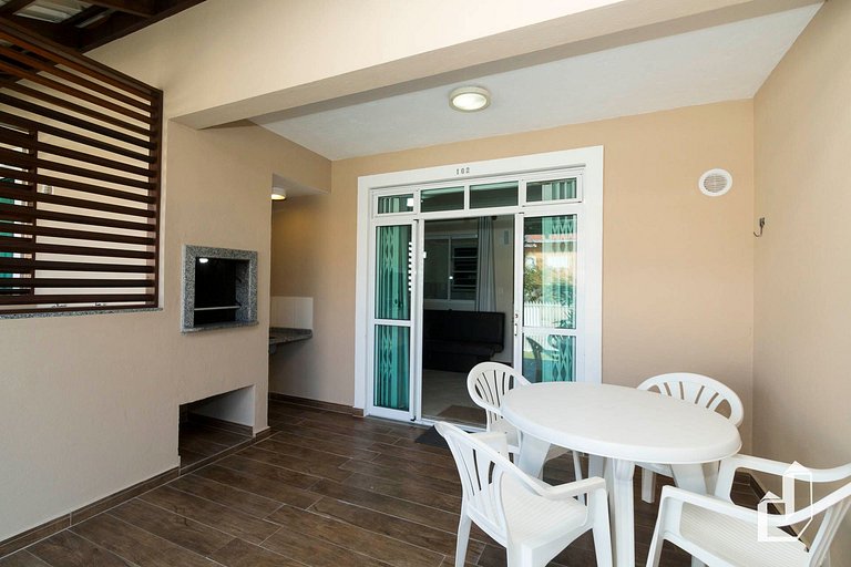Apartamento térreo com 2 dormitórios - 70m da Praia