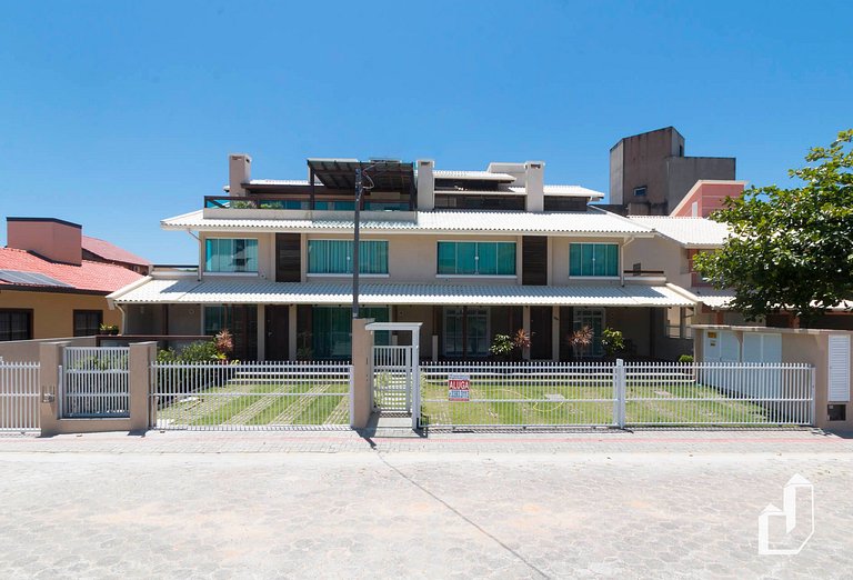 Térreo com varanda, 70 m da praia | Canto Grande