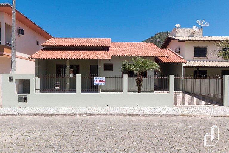 Casa térrea com 03 dormitórios perfeita para suas férias