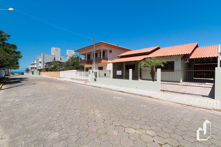 Casa térrea com 03 dormitórios perfeita para suas férias