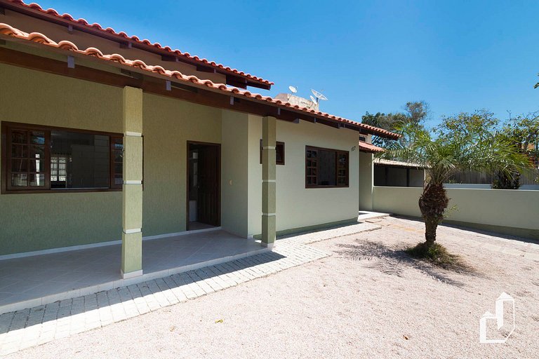 Casa térrea com 03 dormitórios perfeita para suas férias