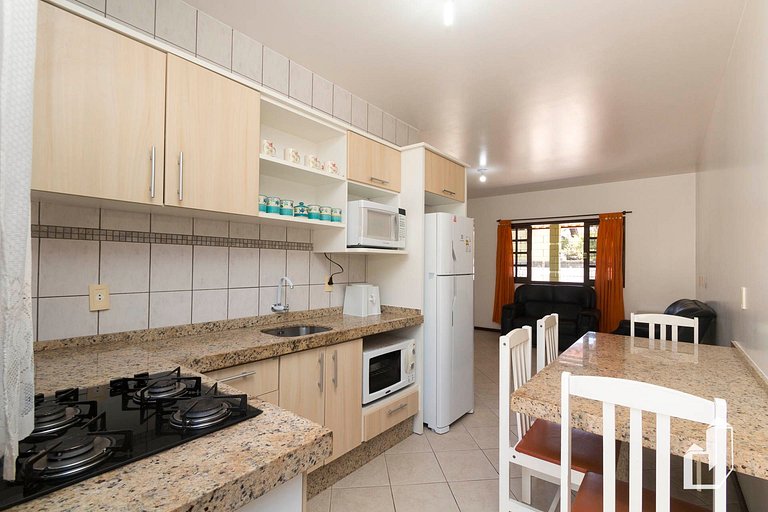 Casa térrea com 03 dormitórios perfeita para suas férias