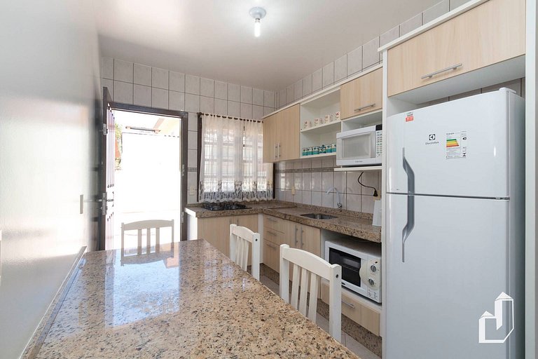Casa térrea com 03 dormitórios perfeita para suas férias