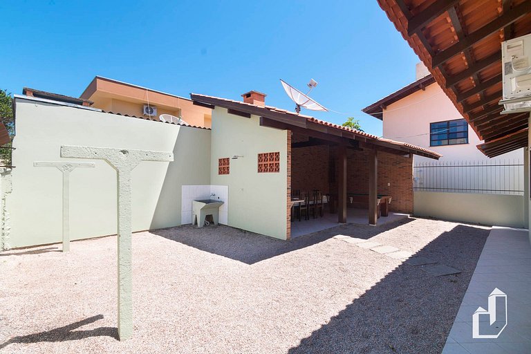 Casa térrea com 03 dormitórios perfeita para suas férias