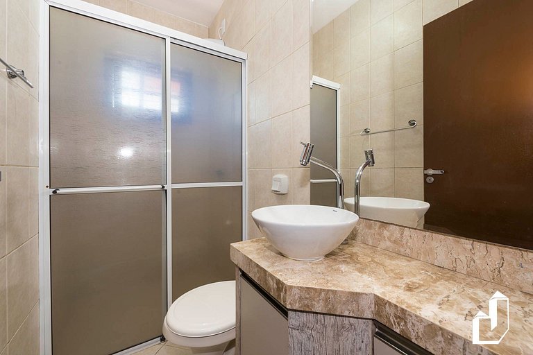 Casa térrea com 03 dormitórios perfeita para suas férias
