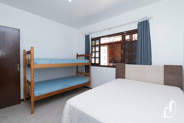 Casa térrea com 03 dormitórios perfeita para suas férias
