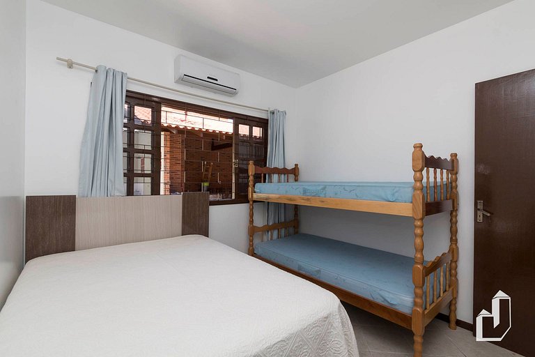 Casa térrea com 03 dormitórios perfeita para suas férias