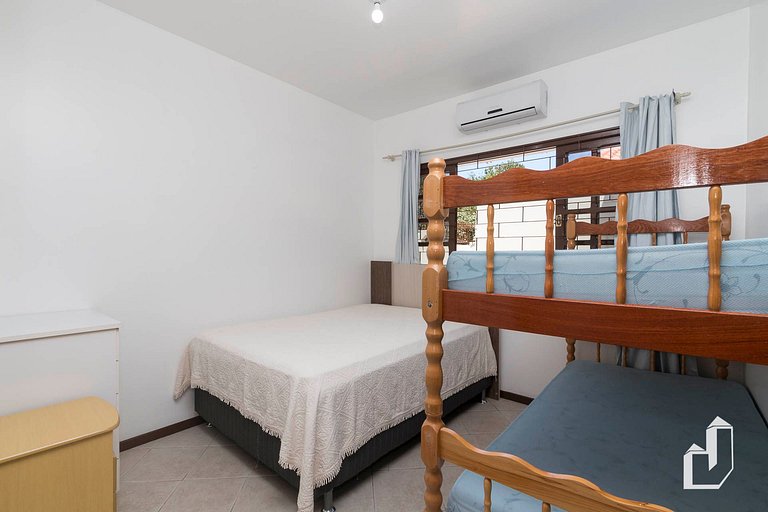 Casa térrea com 03 dormitórios perfeita para suas férias