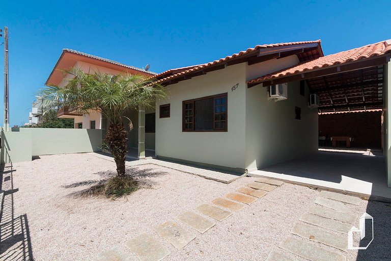 Casa térrea com 03 dormitórios perfeita para suas férias