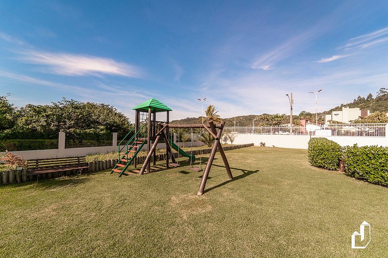 Duplex com piscina à beira mar e 03 suítes