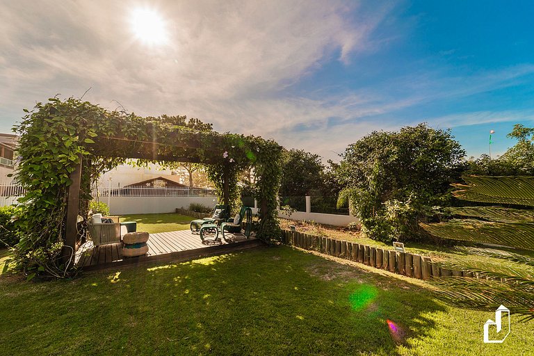 Duplex com piscina à beira mar e 03 suítes
