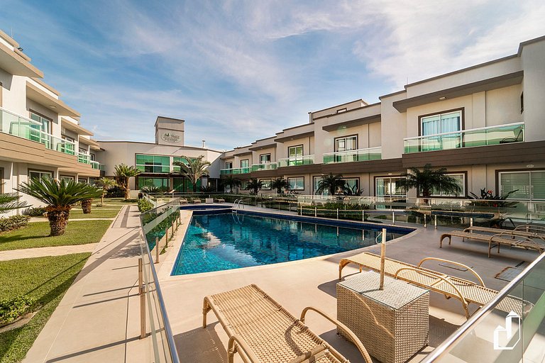 Duplex com piscina à beira mar e 03 suítes