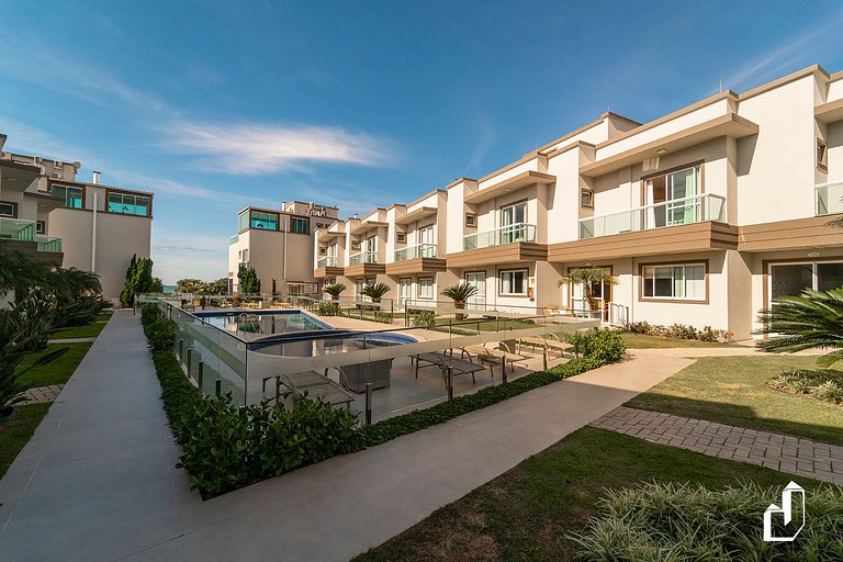 Duplex com piscina à beira mar e 03 suítes