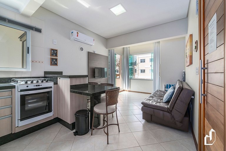 Apartamento completo com 01 quarto, quadra do mar