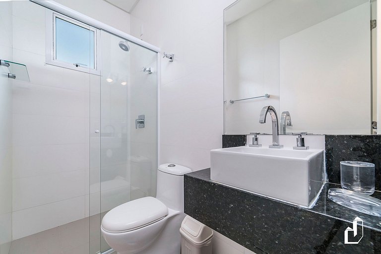 Apartamento com 02 dormitórios na quadra do mar