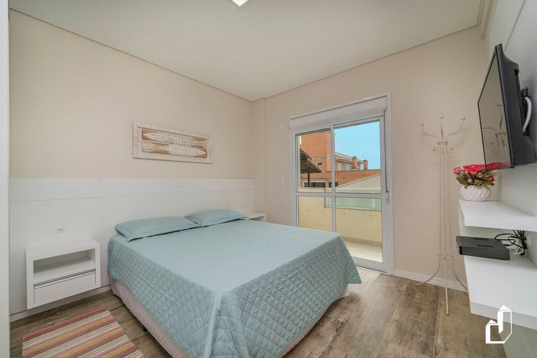 Apartamento com 02 dormitórios na quadra do mar