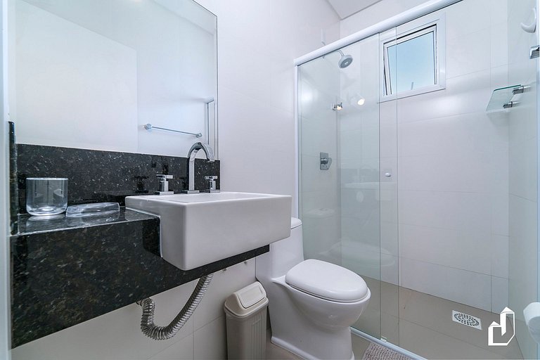 Apartamento com 02 dormitórios na quadra do mar