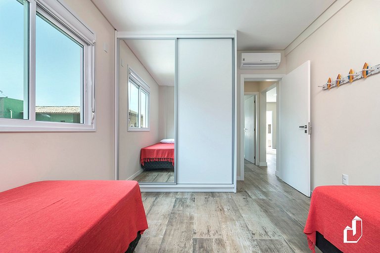 Apartamento com 02 dormitórios na quadra do mar